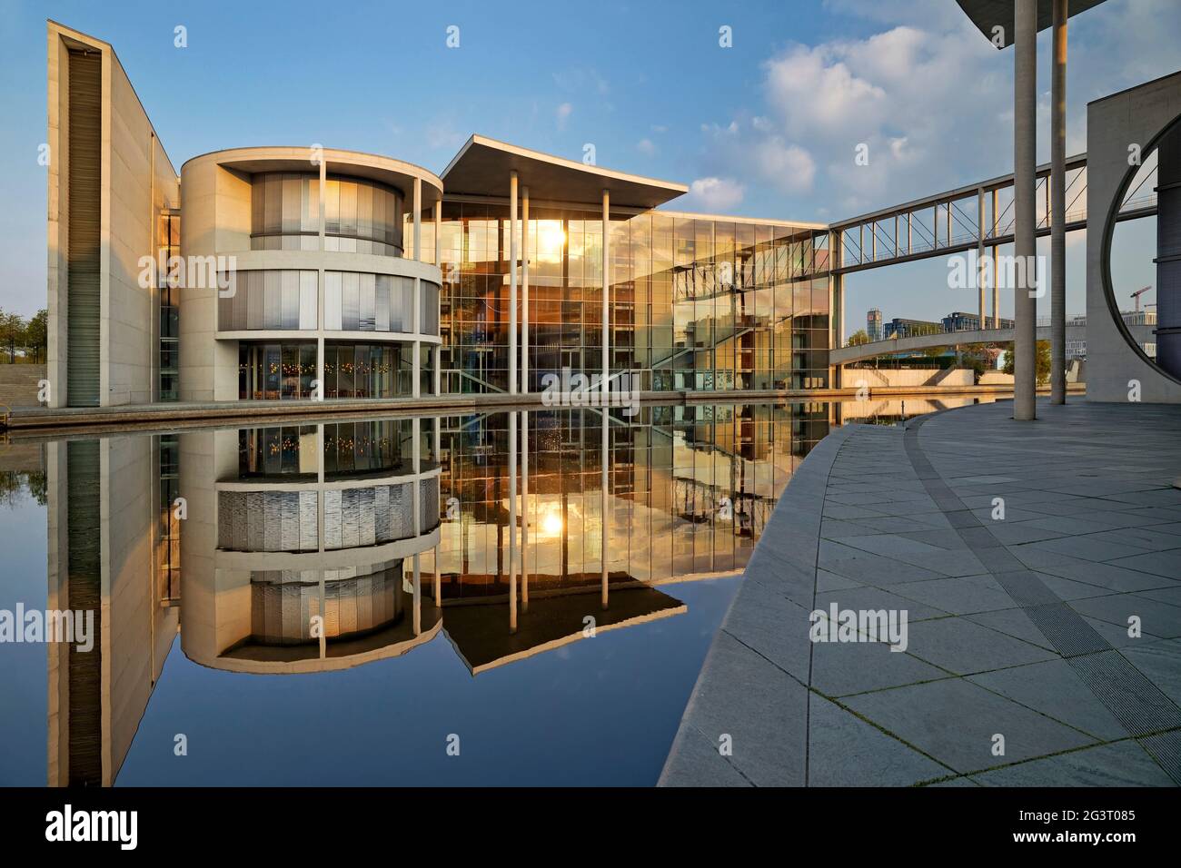 Paul-Loebe-House e Spree nel quartiere governativo in luce mattina, Germania, Berlino Foto Stock