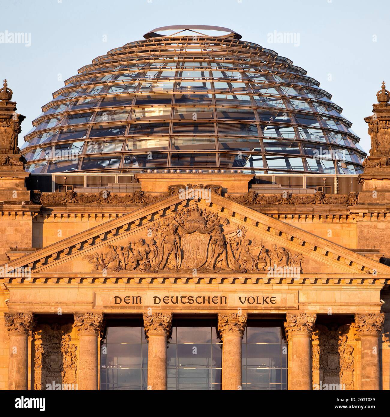 Cupola del Reichstag edificio in luce serale, Bundestag tedesco al quartiere gouvernment, Germania, Berlino Foto Stock