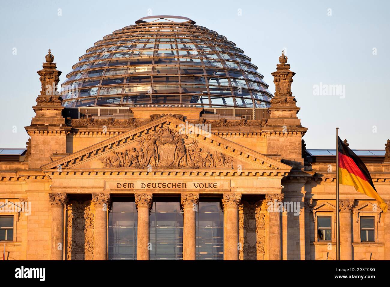 Cupola del Reichstag edificio in luce serale, Bundestag tedesco al quartiere gouvernment, Germania, Berlino Foto Stock