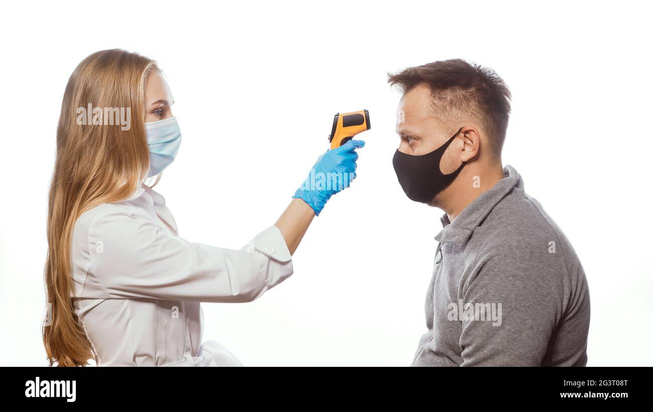 Il lavoratore medico misura la temperatura mediante termometro Foto Stock