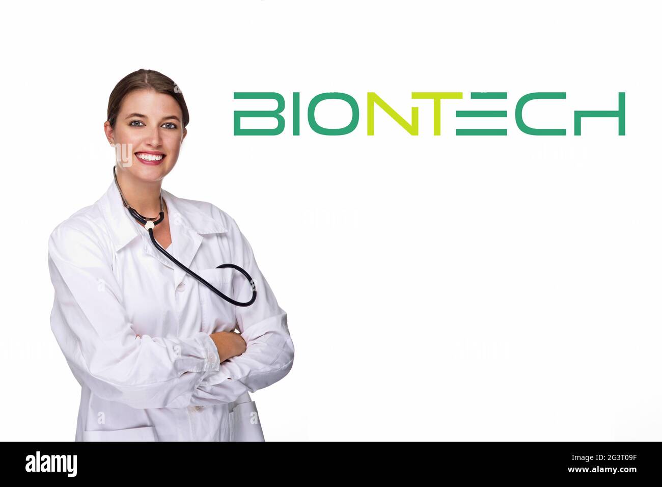 Giovane medico con stetoscopio davanti al logo Biontech Foto Stock
