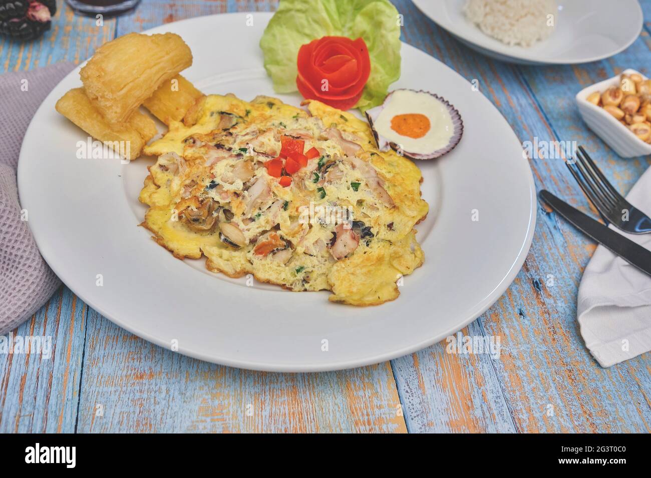 Cibo peruviano, omelette di pesce 'tortilla de mariscos', fuoco selettivo Foto Stock