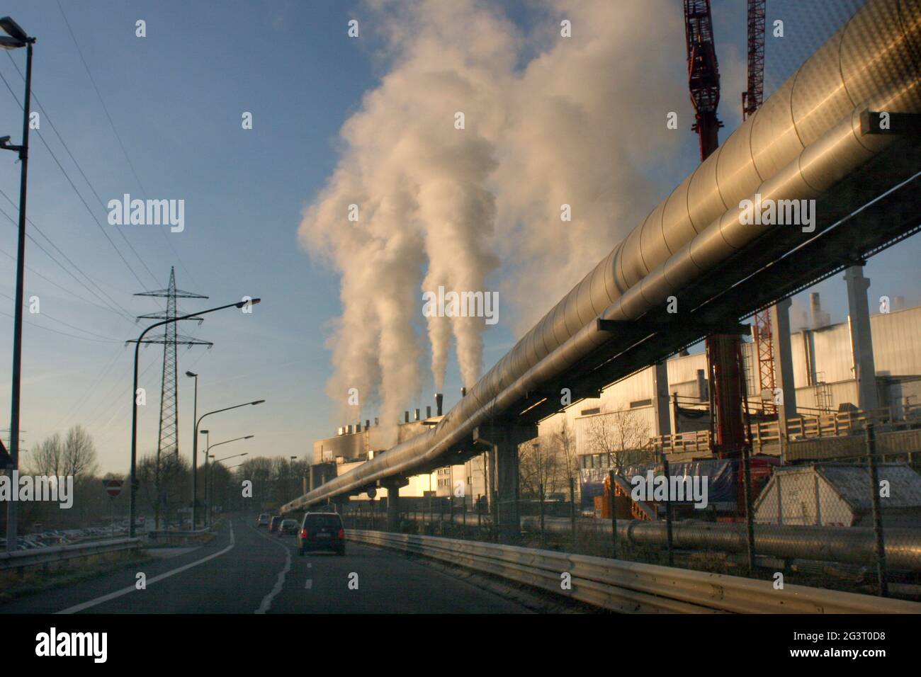 Fumi e tubazioni di un cartificio, emissioni industriali, Germania Foto Stock