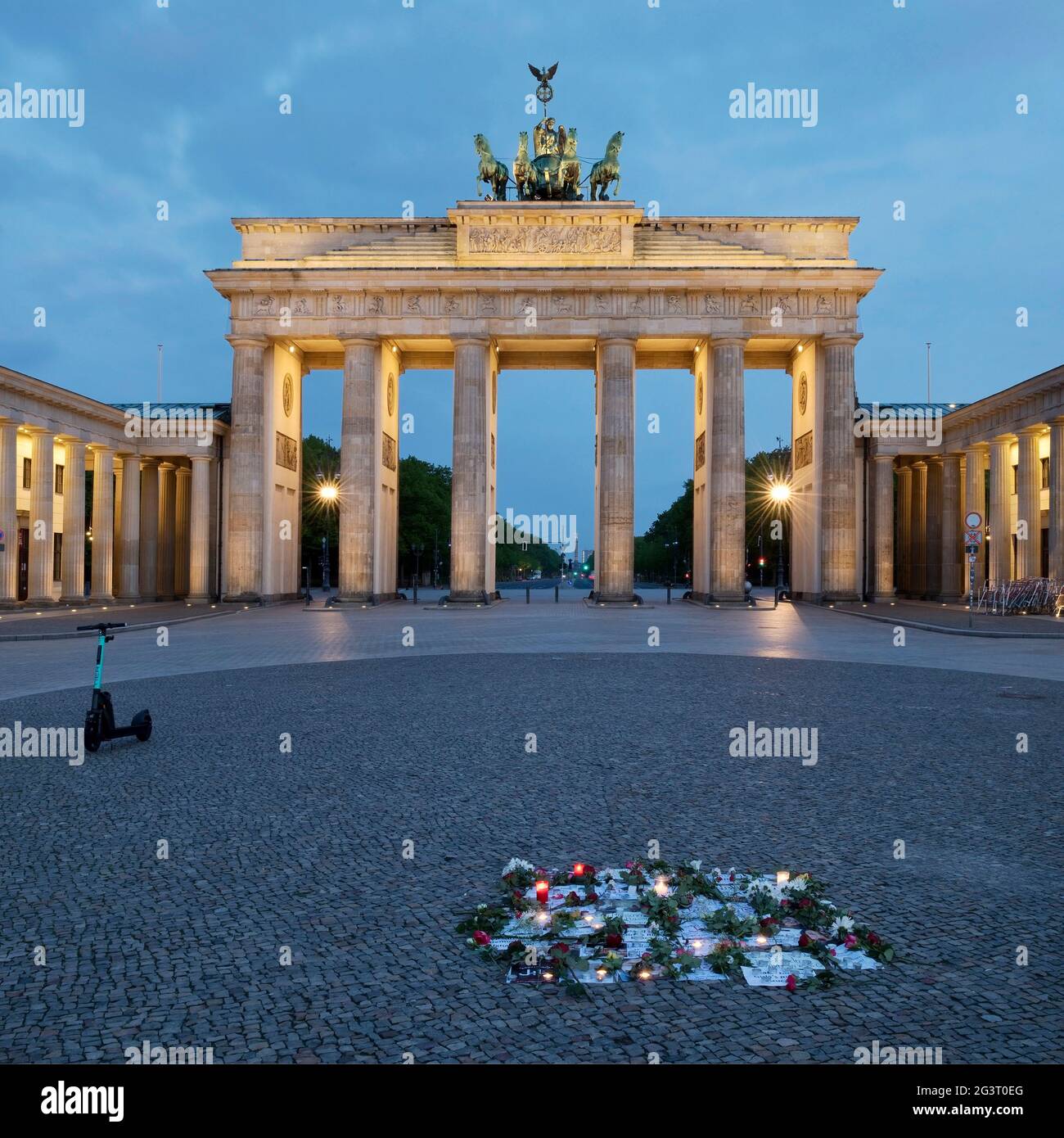 Illuminato Brandenburger Tor al mattino con protesta silenziosa e parcheggiato su e-Scooter sulla Pariser Platz (Piazza di Parigi), Germania, Berlino Foto Stock