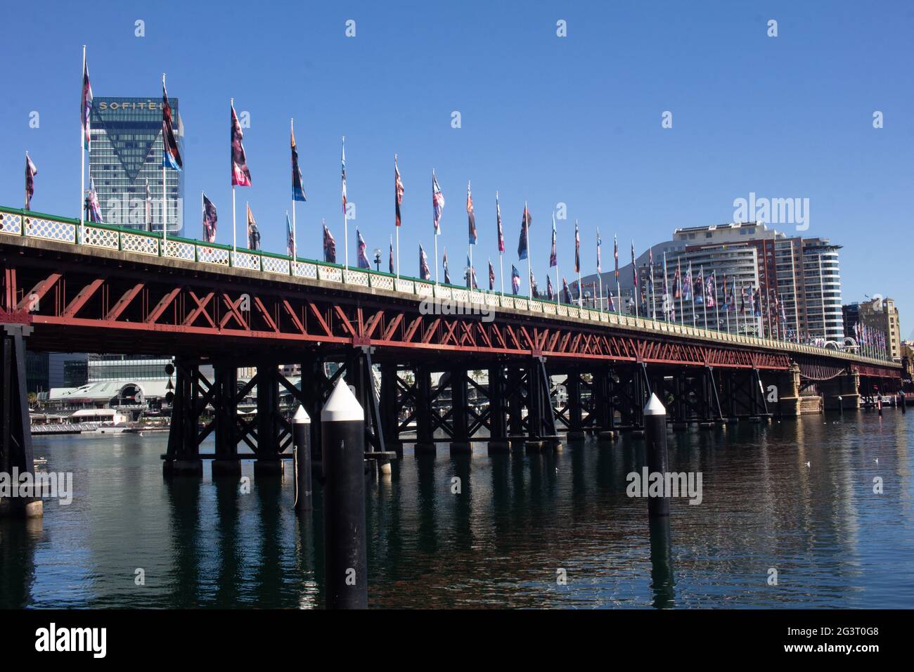 Edificio moderno e ponte di ferro con qualsiasi bandiera a Sydney Foto Stock