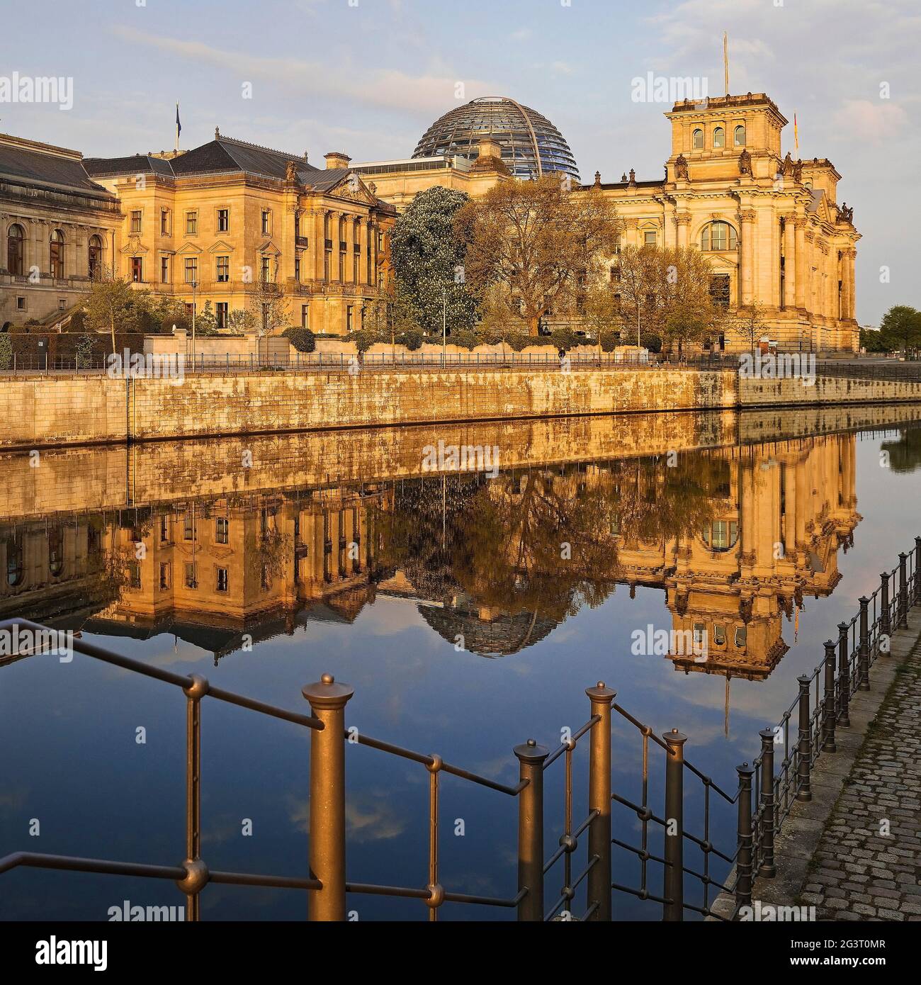 Edificio Reichstag con Sprea alla luce del mattino, Bundestag tedesco nel quartiere di Gouvernment, Germania, Berlino Foto Stock