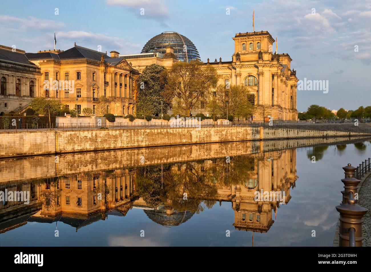 Edificio Reichstag con Sprea alla luce del mattino, Bundestag tedesco nel quartiere di Gouvernment, Germania, Berlino Foto Stock