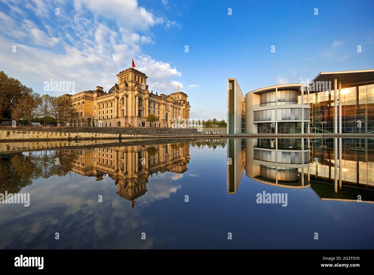 Reichstag con Paul-Loebe-House nel quartiere governativo e Spree alla luce del mattino, Germania, Berlino Foto Stock