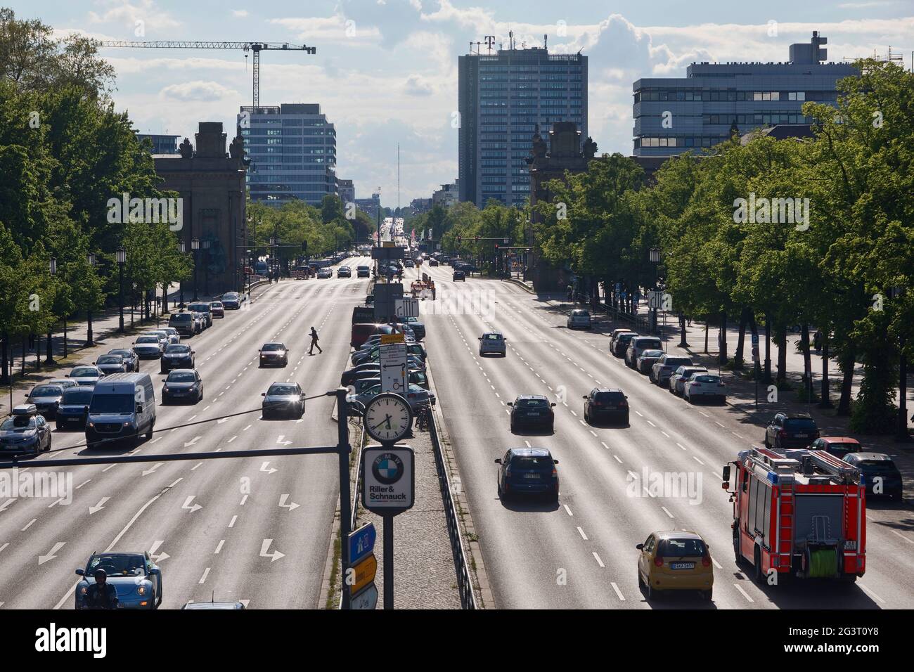 Traffico su Strasse des 17. Juni (via 17 giugno) , Germania, Berlino Foto Stock
