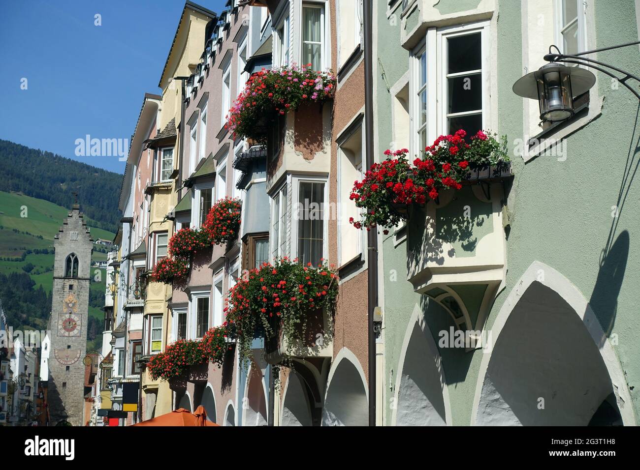 Case cittadine nella storica nuova città di Sterzing, sullo sfondo il lferturm ZwÃ¶ Foto Stock