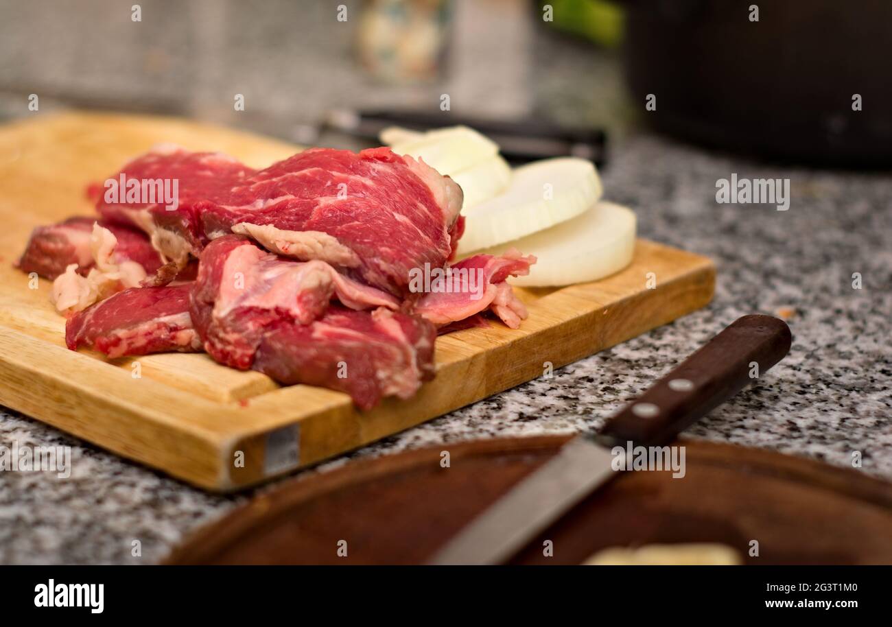Carni rosse fresche a fette su un tagliere di legno. Primo piano. Foto Stock