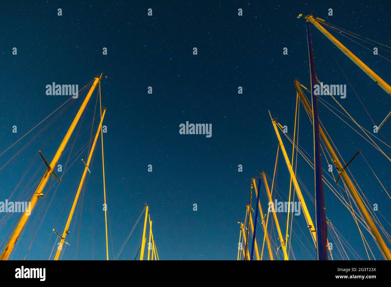 Costellazione di Big Dipper nel cielo notturno tra le mast di barche a vela, Paesi Bassi Foto Stock