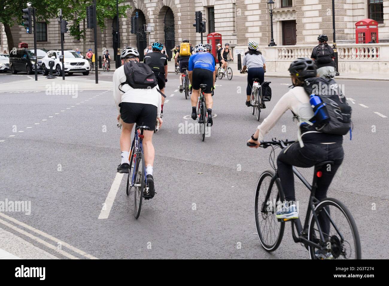 I ciclisti aspettano dietro il semaforo lungo la pista ciclabile vicino a Parliament Square, Londra, Regno Unito Foto Stock