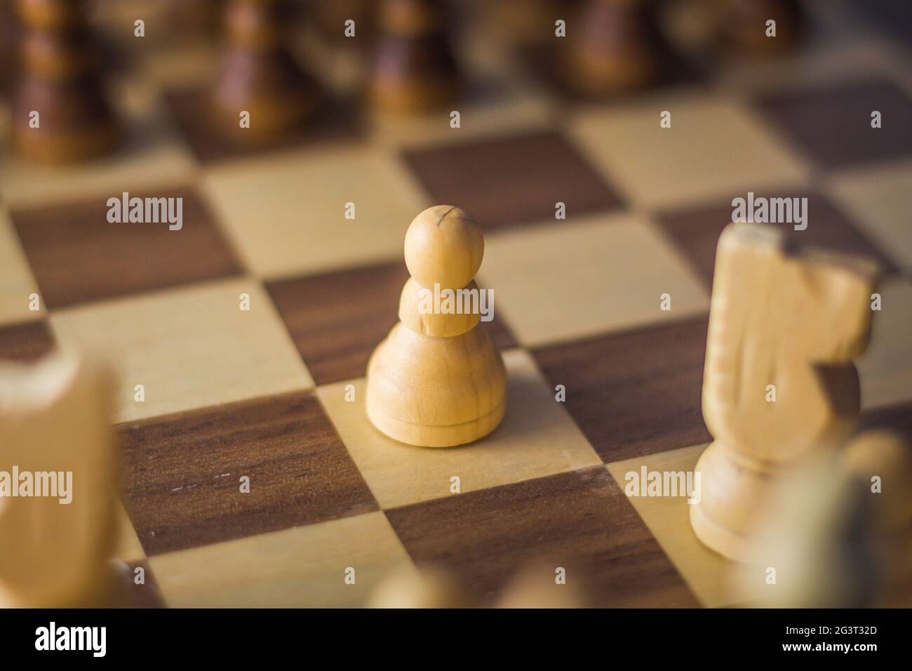 Pawn a e4 su una scacchiera Foto Stock