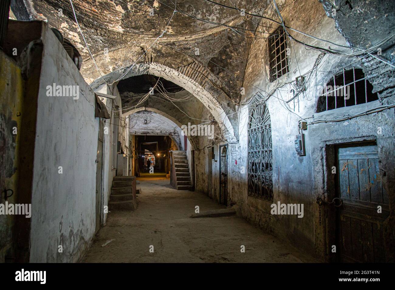 Vecchio tunnel abbandonato nella cantina sotterranea delle baraccopoli. Ingresso catacombe urbane. Il lato inferiore della città oltrepassa il vecchio refa usurato in cemento Foto Stock
