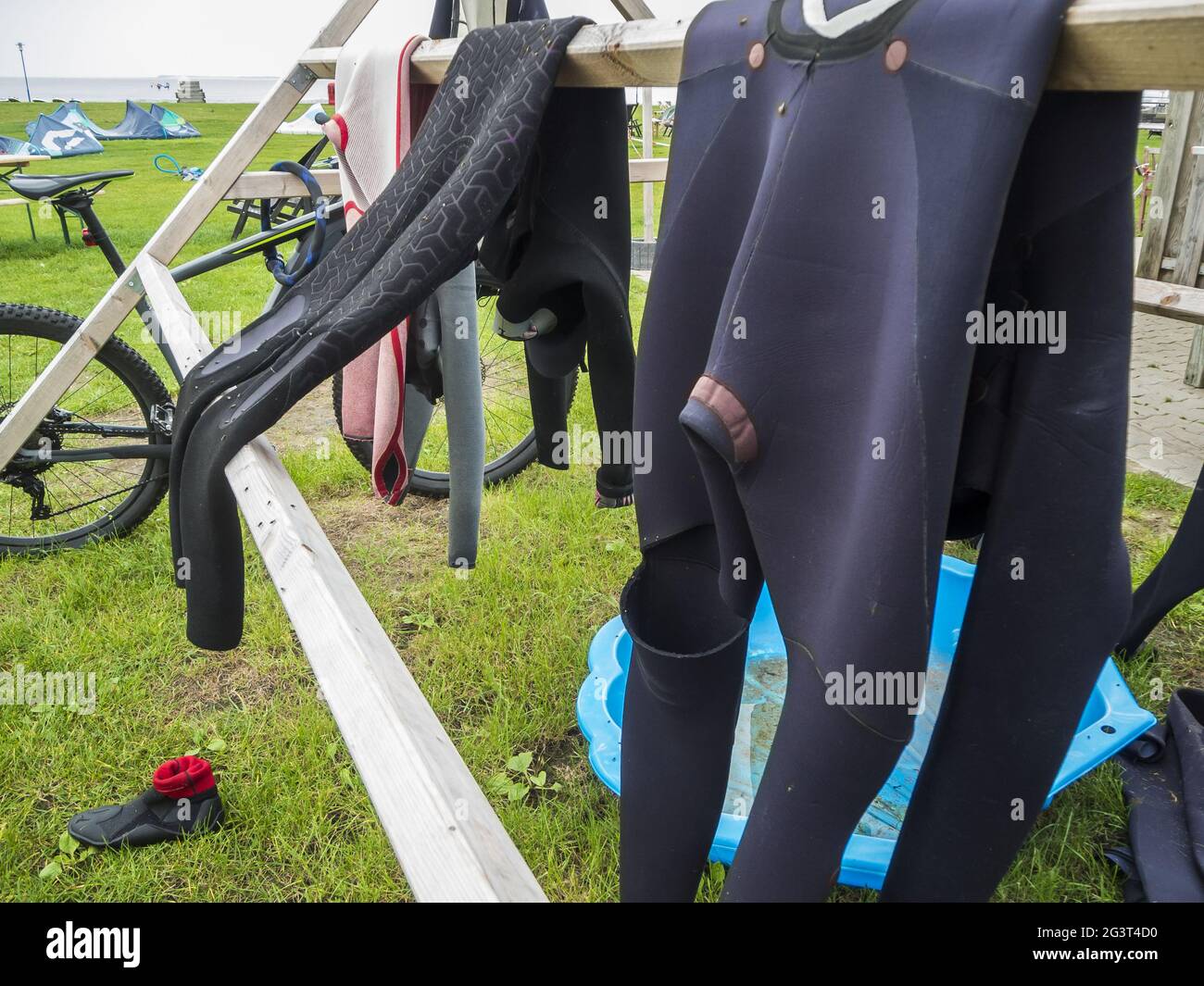 Telaio di asciugatura per mute con bicicletta Foto Stock