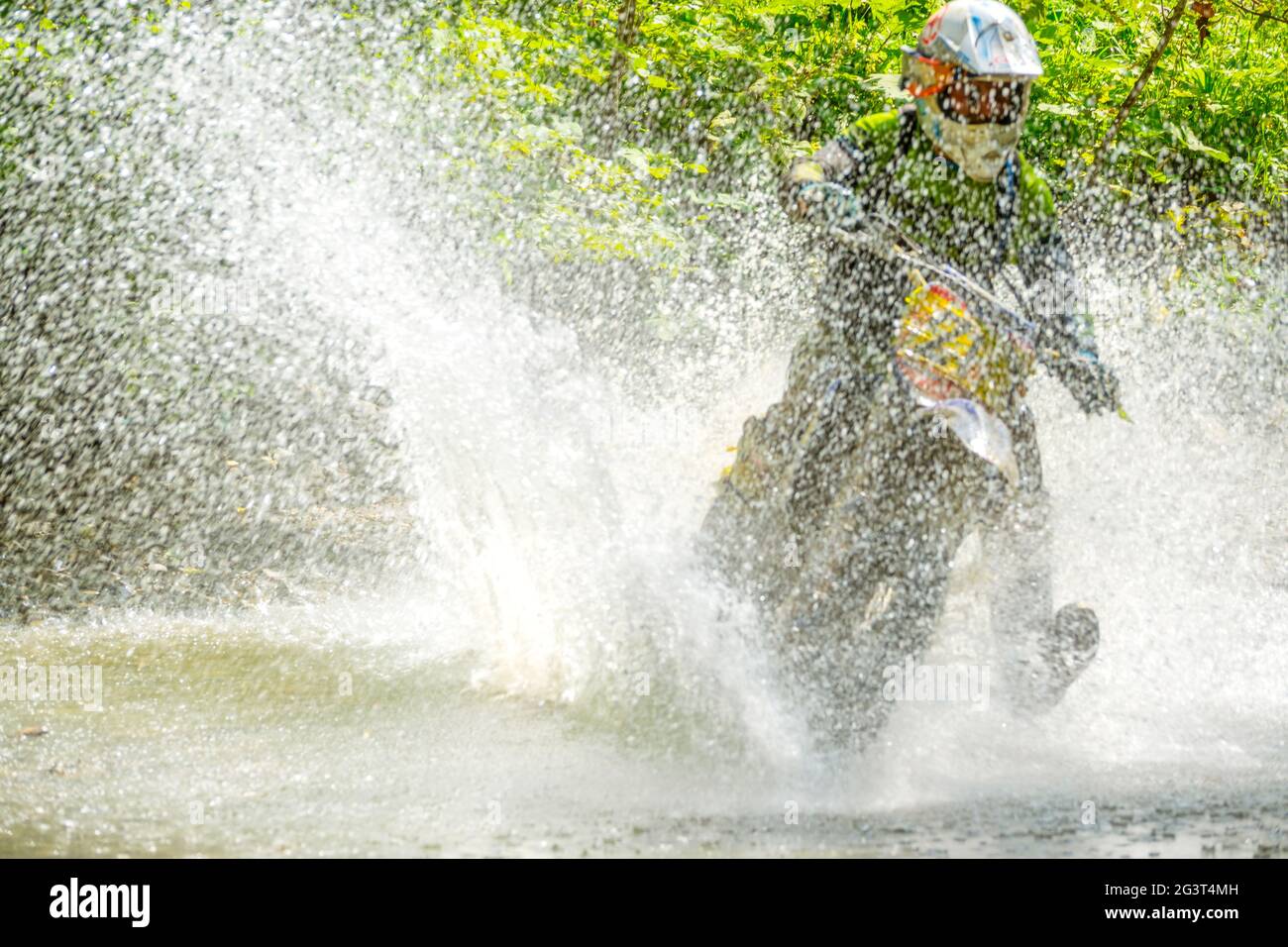 Conducente di moto sportiva e spray ad acqua Foto Stock