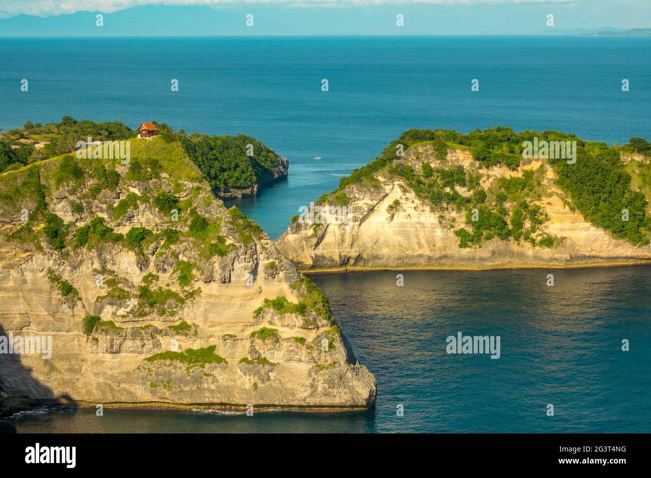 Costa tropicale rocciosa e una piccola casa in cima Foto Stock