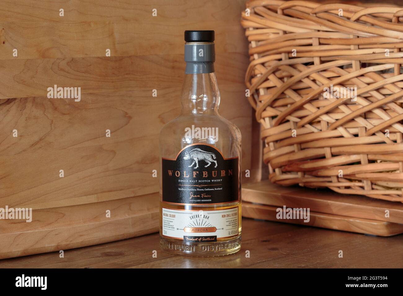 Bottiglia di whisky scozzese sherried di malto singolo Wolfburn Aurora, prodotto in cassette di quercia della distilleria Wolfburn, Thurso, Caithness, Scozia Foto Stock