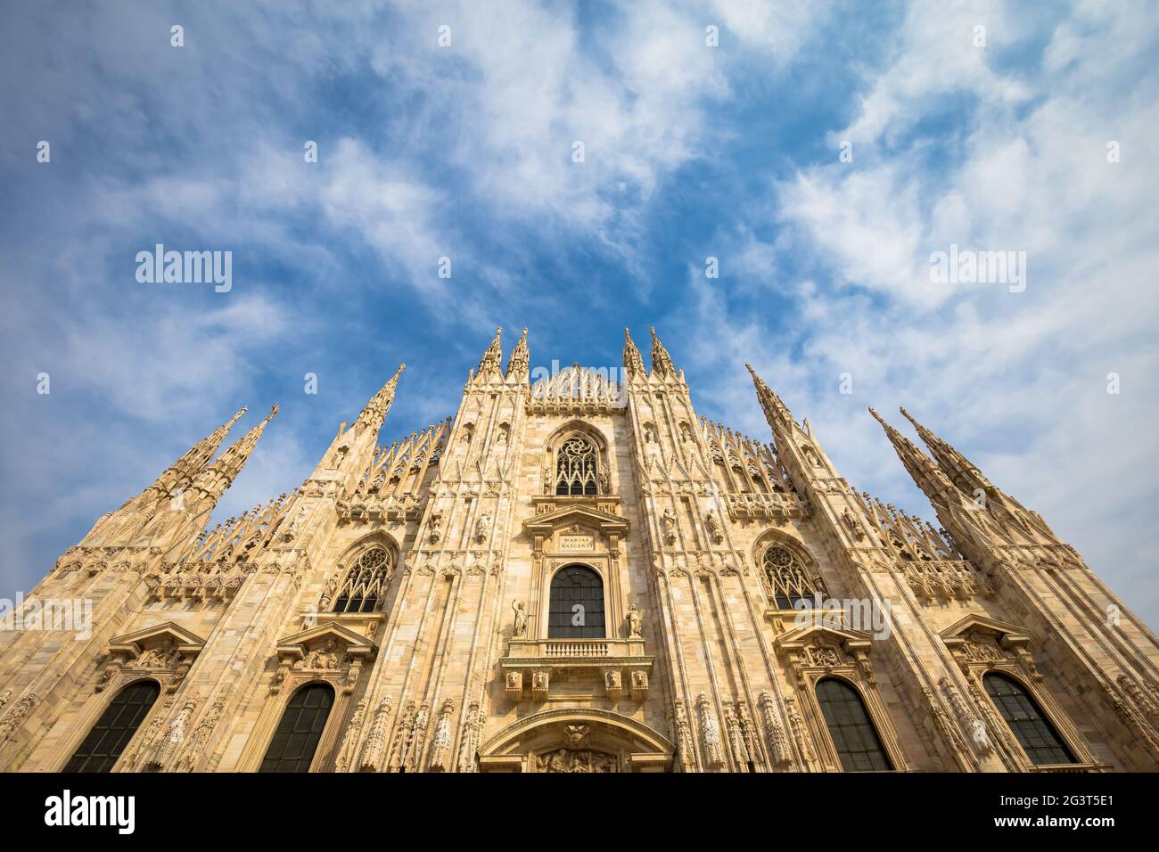 Duomo di Milano con cielo blu e luce del tramonto Foto Stock