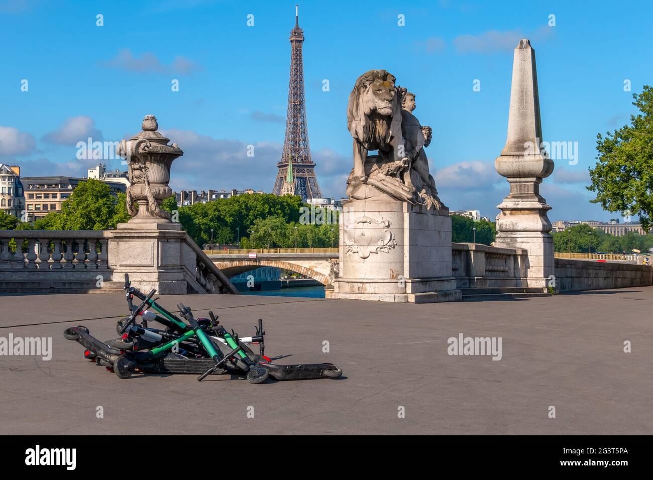 Pila di scooters elettrici sull'argine della Senna Foto Stock