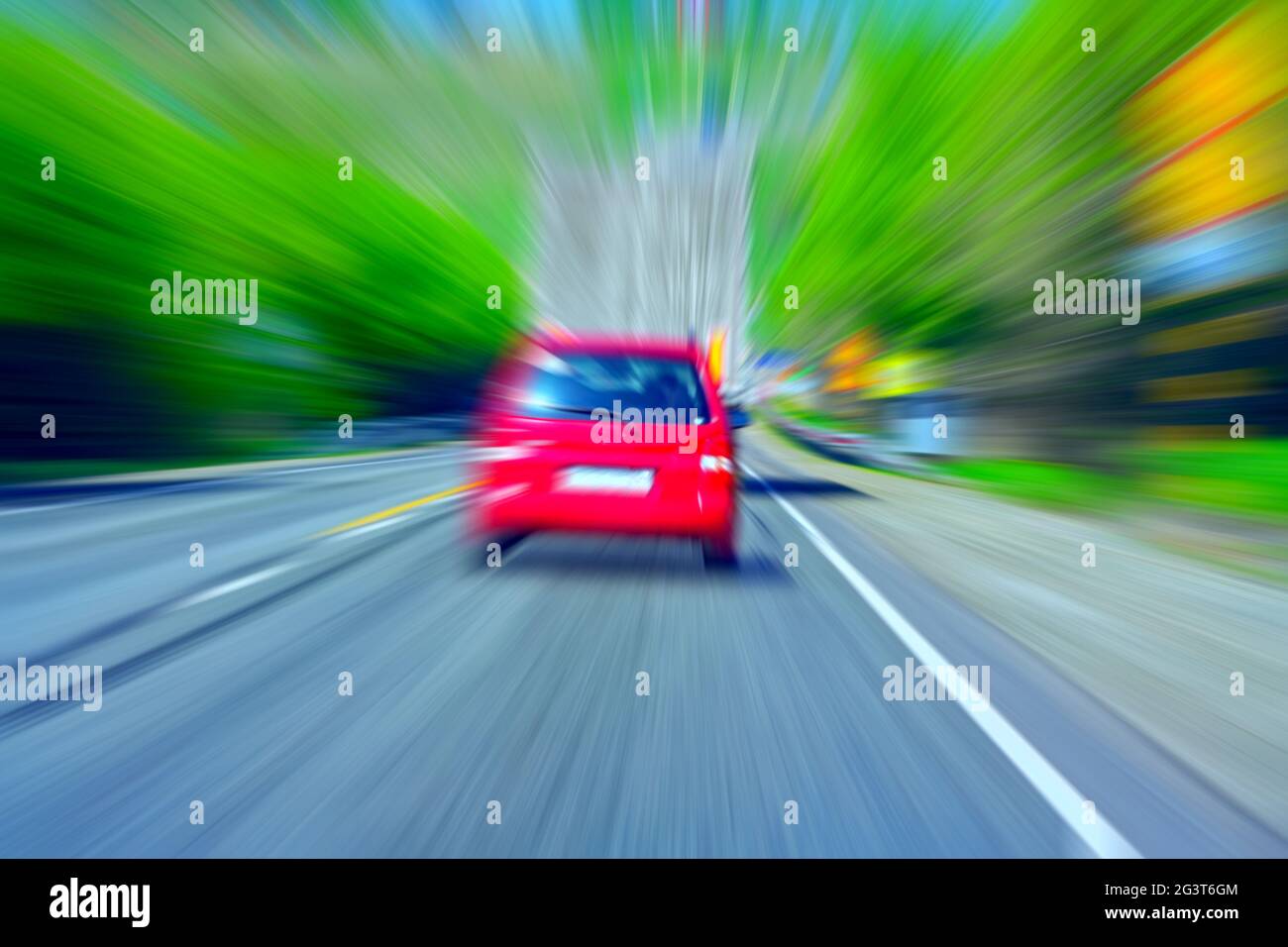 Sorpasso di un carrello in autostrada. Vista posteriore dalla prima persona. Il pericolo e la situazione di emergenza sulla strada. Foto Stock