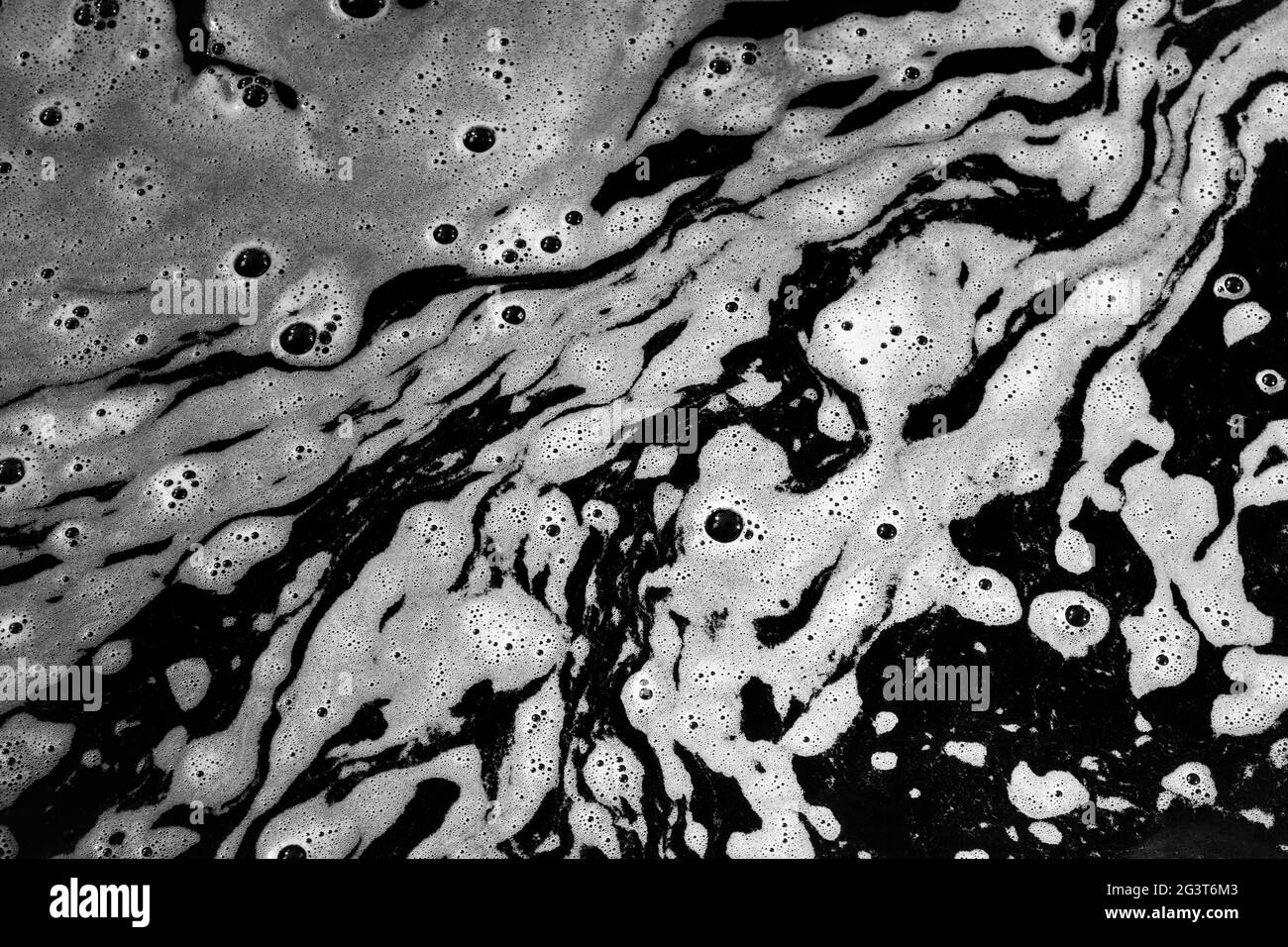 Estratto di acqua in movimento con schiuma e bolle a Walden Beck, vicino West Burton Falls, North Yorkshire, Inghilterra, Regno Unito Foto Stock