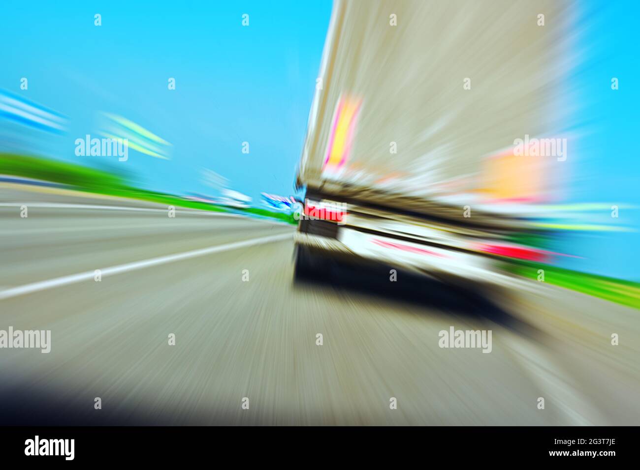 Sorpasso di un carrello in autostrada. Vista posteriore dalla prima persona. Il pericolo e la situazione di emergenza sulla strada. Foto Stock