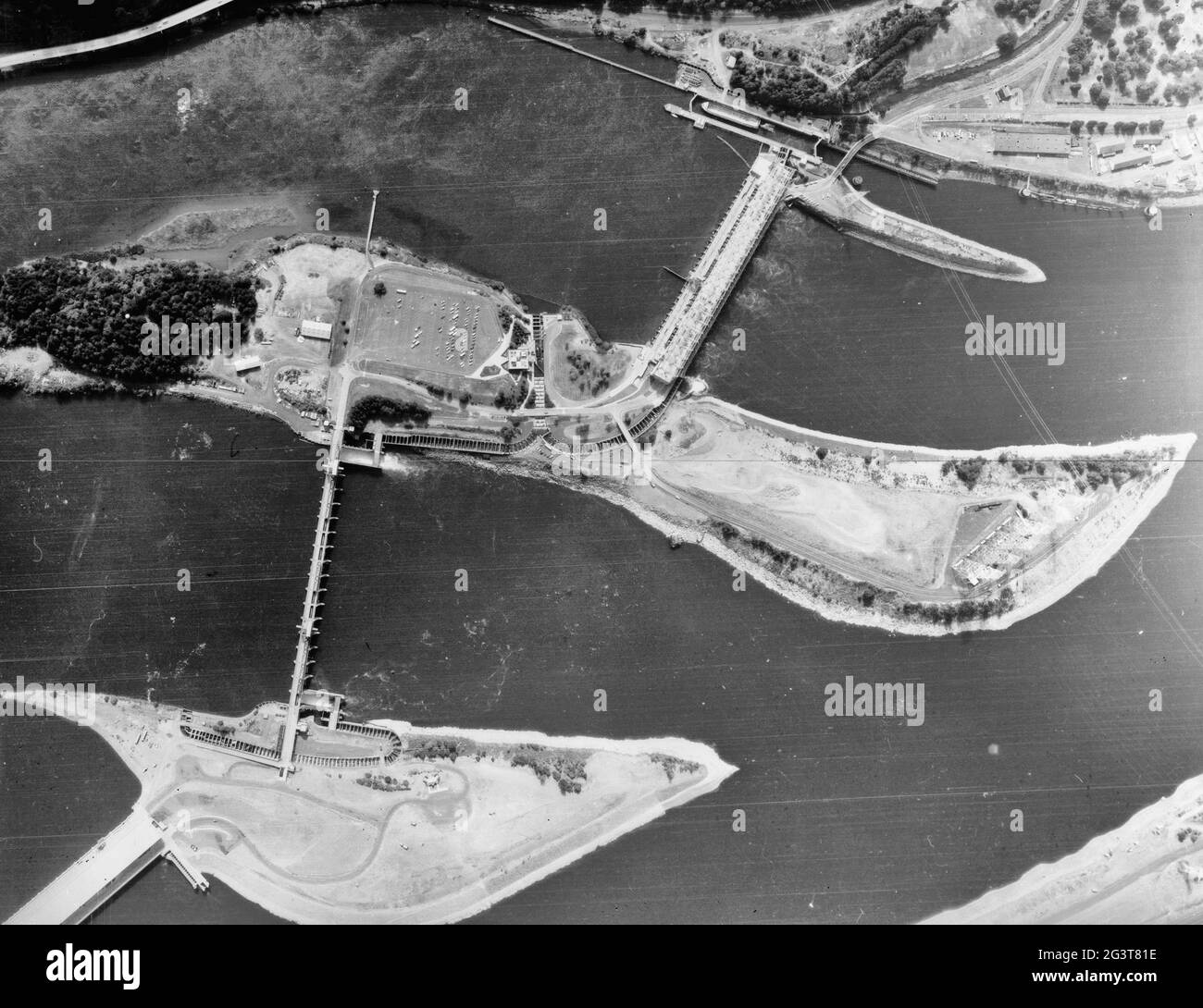 Vista aerea del progetto Bonneville a 6000 metri di altitudine. Il powerhouse n. 1 e il blocco di navigazione si trovano nella parte superiore/centrale della foto e la diga/canale di fuoriuscita si trova a sinistra/al centro; il secondo Powerhouse è parzialmente visibile nell'angolo inferiore sinistro. Il fiume Columbia scorre da sinistra a destra. Bonneville Project, Columbia River, 1,5 km circa a nord-est dell'uscita 40, all'uscita dell'Interstate 84, Bonneville, Multnomah County, Oregon, 1984 Foto Stock