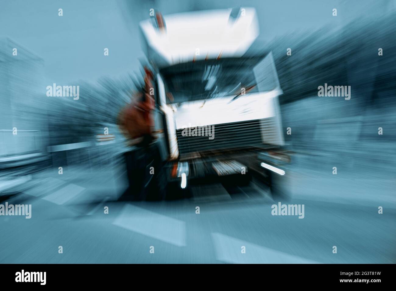 Camion in una sfocatura sulla strada in movimento. Il pericolo di una collisione o di una situazione di emergenza. Violazione delle norme da parte dei camionisti Foto Stock