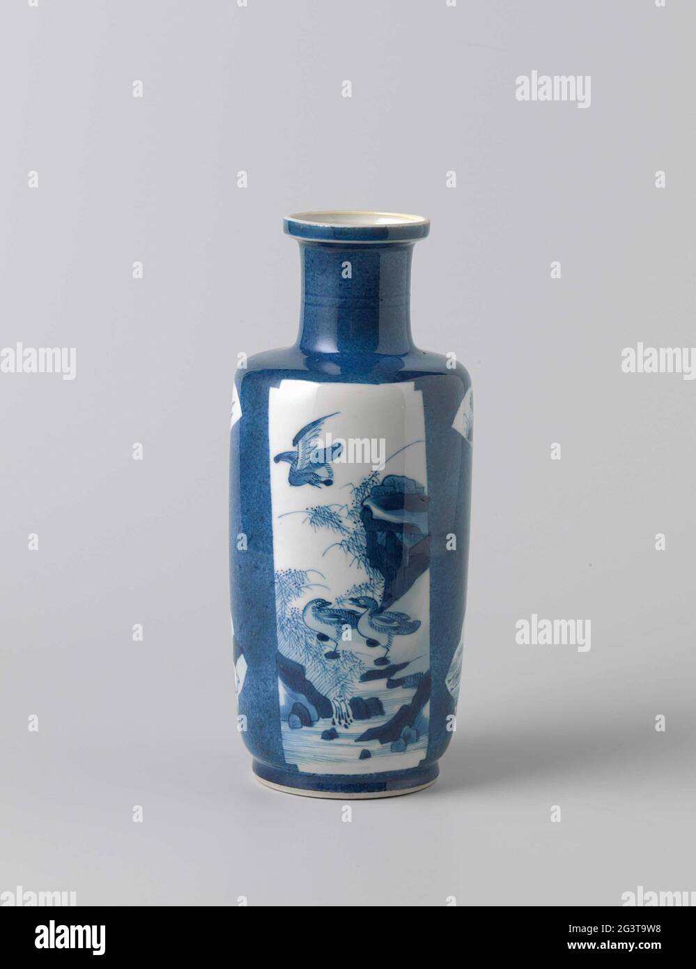 Vaso cilindrico con blu polvere e pannelli con figure e animali in paesaggi. Vaso cilindrico in porcellana con collo largo, dritto e bordo rialzato, verniciato in blu scuro. Il vaso è coperto con bleu poudré (blu polvere) con diversi cartoni sagomati in questo. Sul ventre due intagli allungati con una signora nella finestra di un padiglione con un uomo su un drago su onde swirling in una donna. Nelle altre due anatre sulla riva di un fiume e una terza anatre che volano in aria. Tra i cartoni allungati due più piccoli: Una cartouche a ventaglio con piante fiorite ad un ro Foto Stock