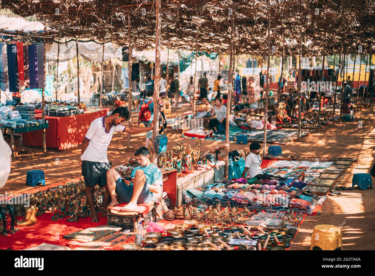 Anjuna, Goa, India. Man Seller vende souvenir indiani nel mercato di Anjuna. Foto Stock