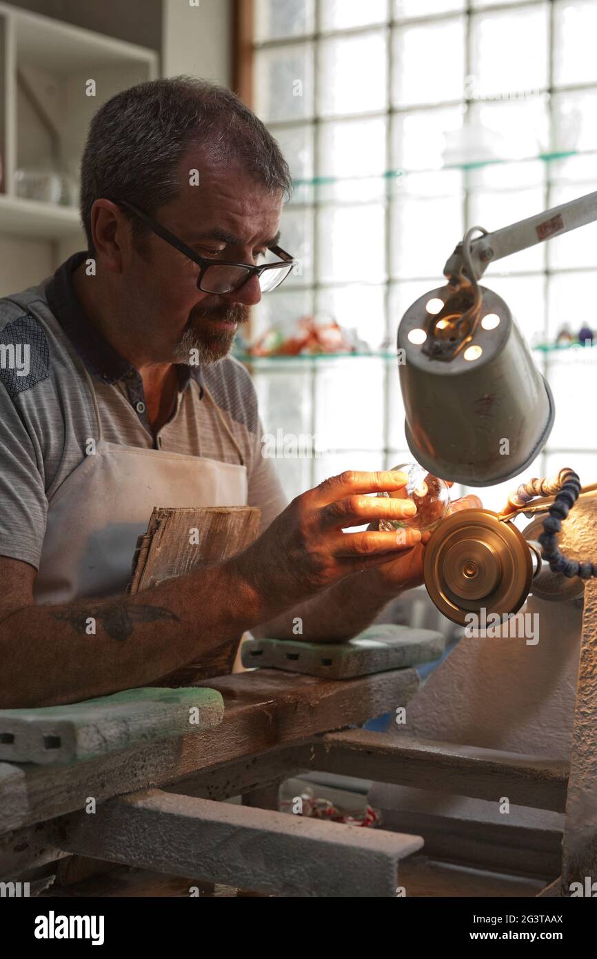 Un artigiano che lavora nel Dipartimento di scultura della fabbrica di cristallo di Waterford, nella città di Waterford, Repubblica d'Irlanda. Foto Stock