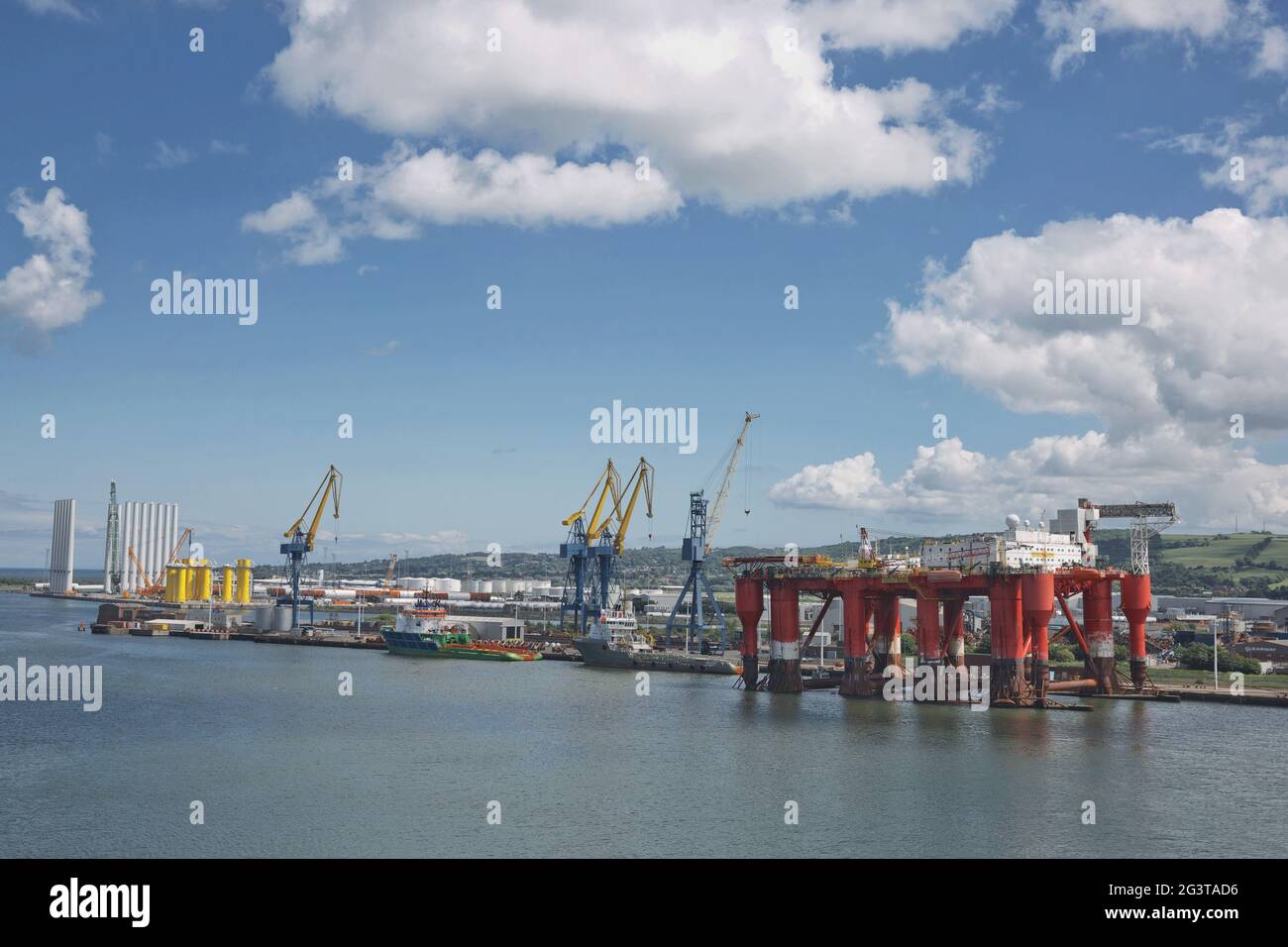 Navi container per il carico di gru industriali di grandi dimensioni nel porto di Belfast in Irlanda Foto Stock