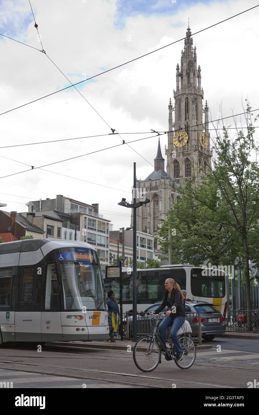 Vita cittadina sulla Groenplaats, la piazza centrale di Anversa, Belgio, con la Cattedrale di nostra Signora Foto Stock