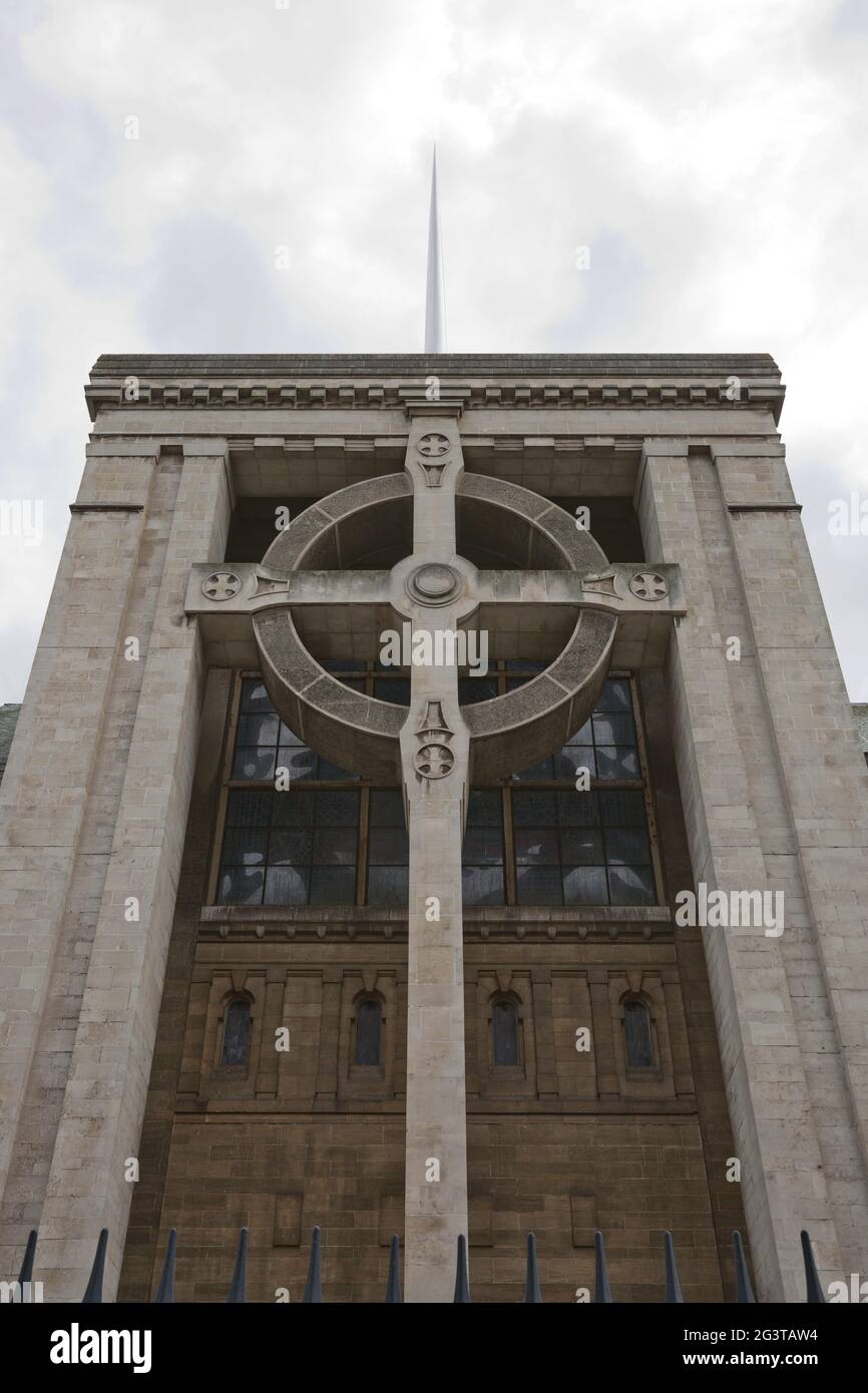 Belfast Cathedral Celtic Cross nella Cattedrale di St Anne, la croce più bigest dell'Irlanda del Nord Foto Stock