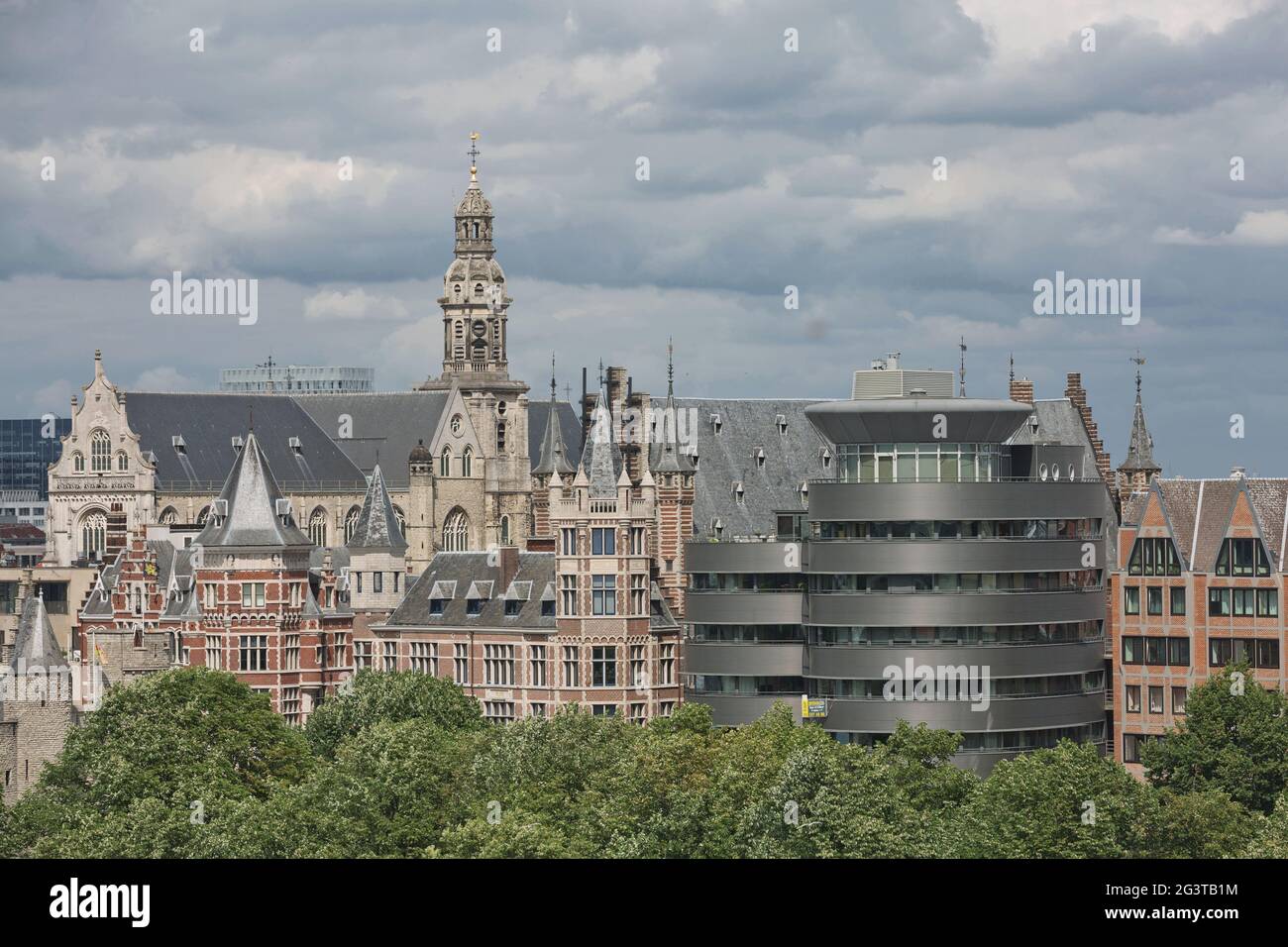 Paesaggio urbano di un porto di Anversa in Belgio sul fiume. Foto Stock