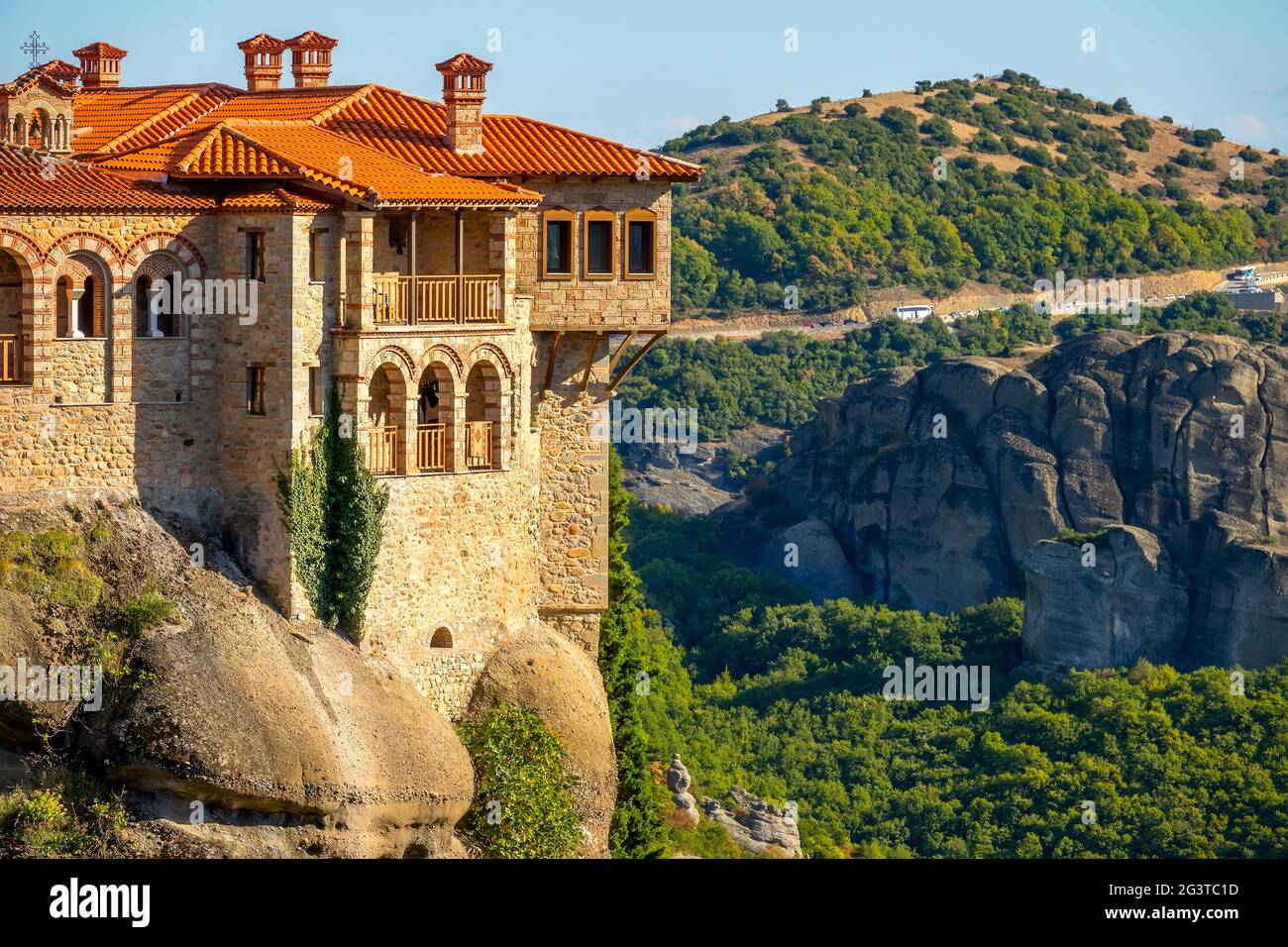 Balconi di un monastero di roccia in una giornata estiva soleggiato Foto Stock