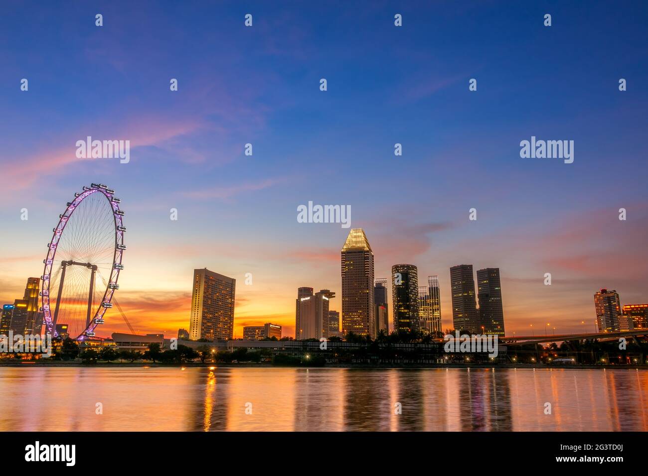 Crepuscolo su Singapore e la ruota panoramica Foto Stock
