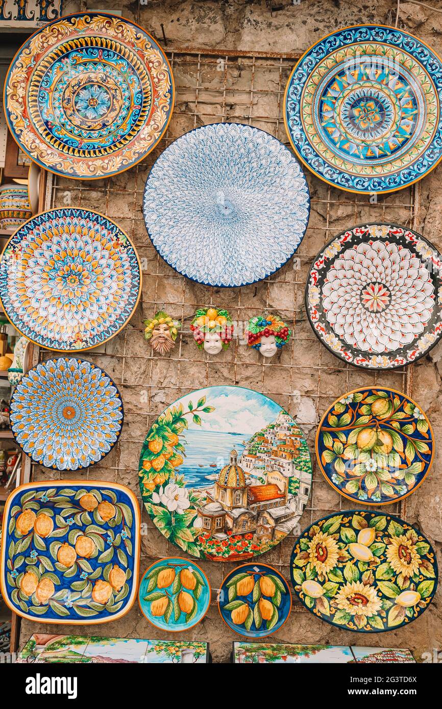 Piatti in ceramica decorati e dipinti a mano Foto stock - Alamy