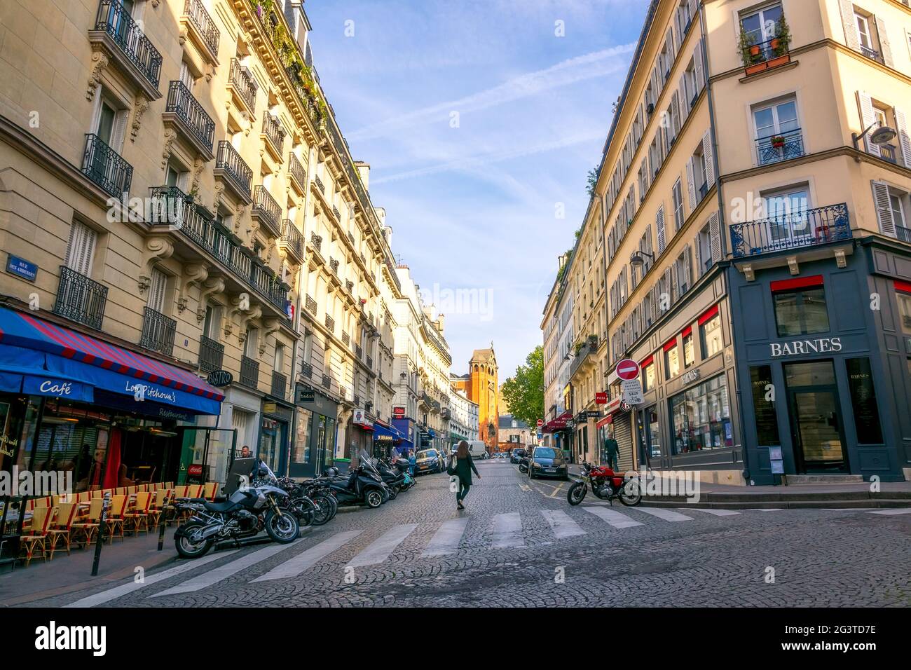 Summer Paris Street nel quartiere di Montmartre Foto Stock