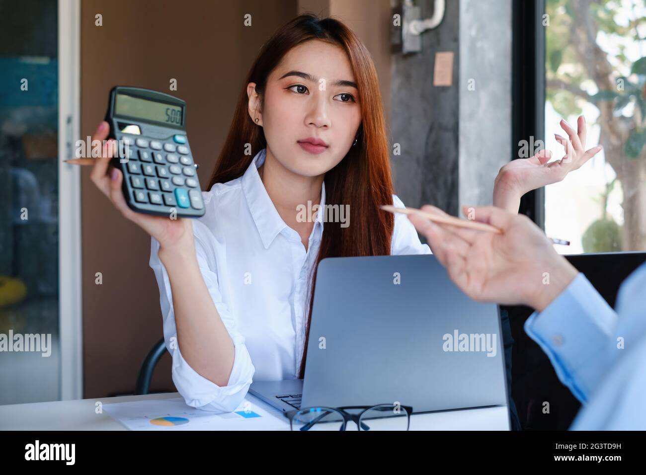 Lavoro e brainstorming nuovo progetto di società finanziamento idea di investimento in un incontro di Business Consulting. Foto Stock