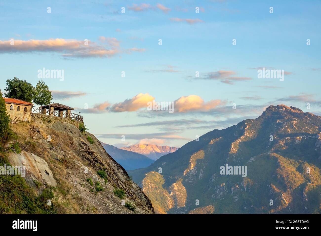 Gazebo sulla cima della collina in serata in greco Meteora Foto Stock