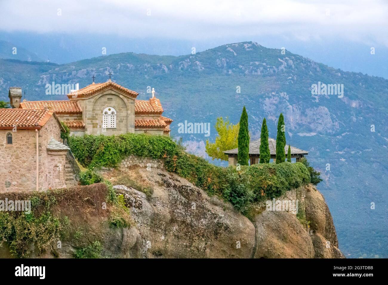 Meteora greca e un gazebo sulla cima della collina in serata Foto Stock