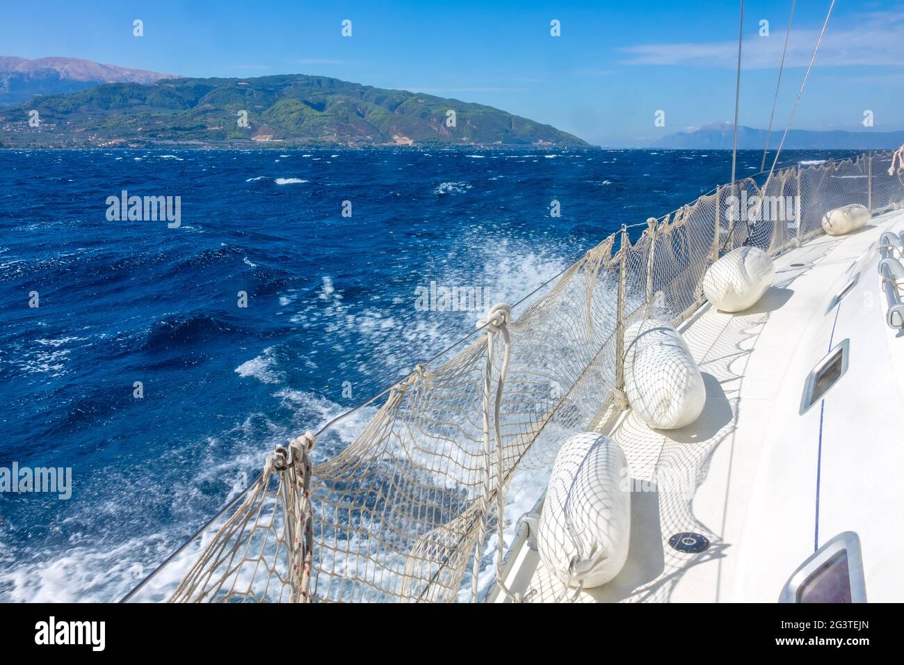 Yacht a vela e schiuma di mare in Windy Day Foto Stock