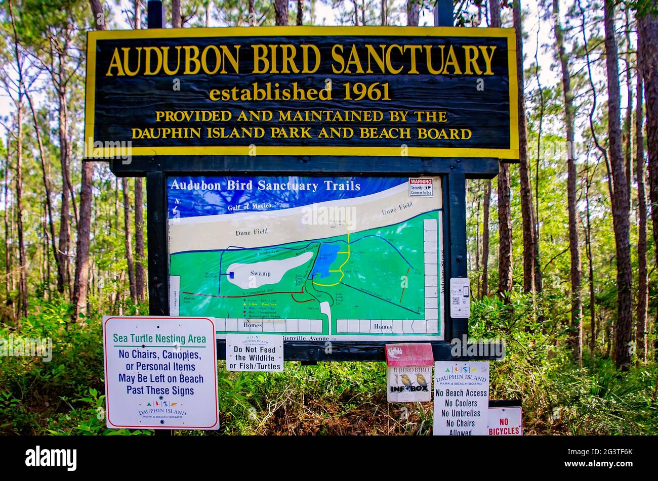 Un cartello è appostato all'ingresso del Santuario degli Uccelli di Audubon, 17 giugno 2021, a Dauphin Island, Alabama. Il santuario degli uccelli fu fondato nel 1961. Foto Stock