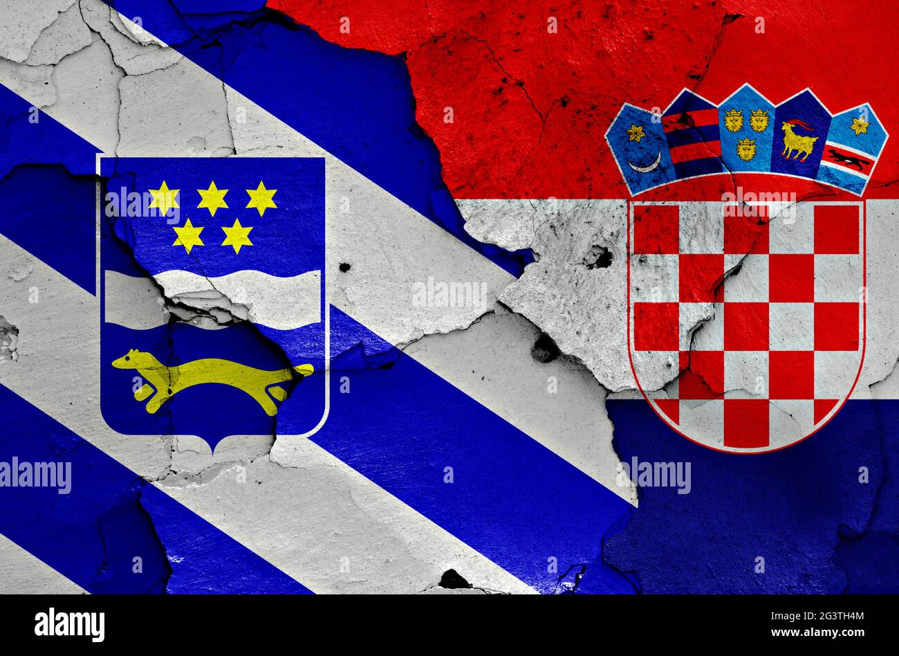 Bandiere della Contea di Brod-Posavina e della Croazia dipinte su pareti incrinate Foto Stock