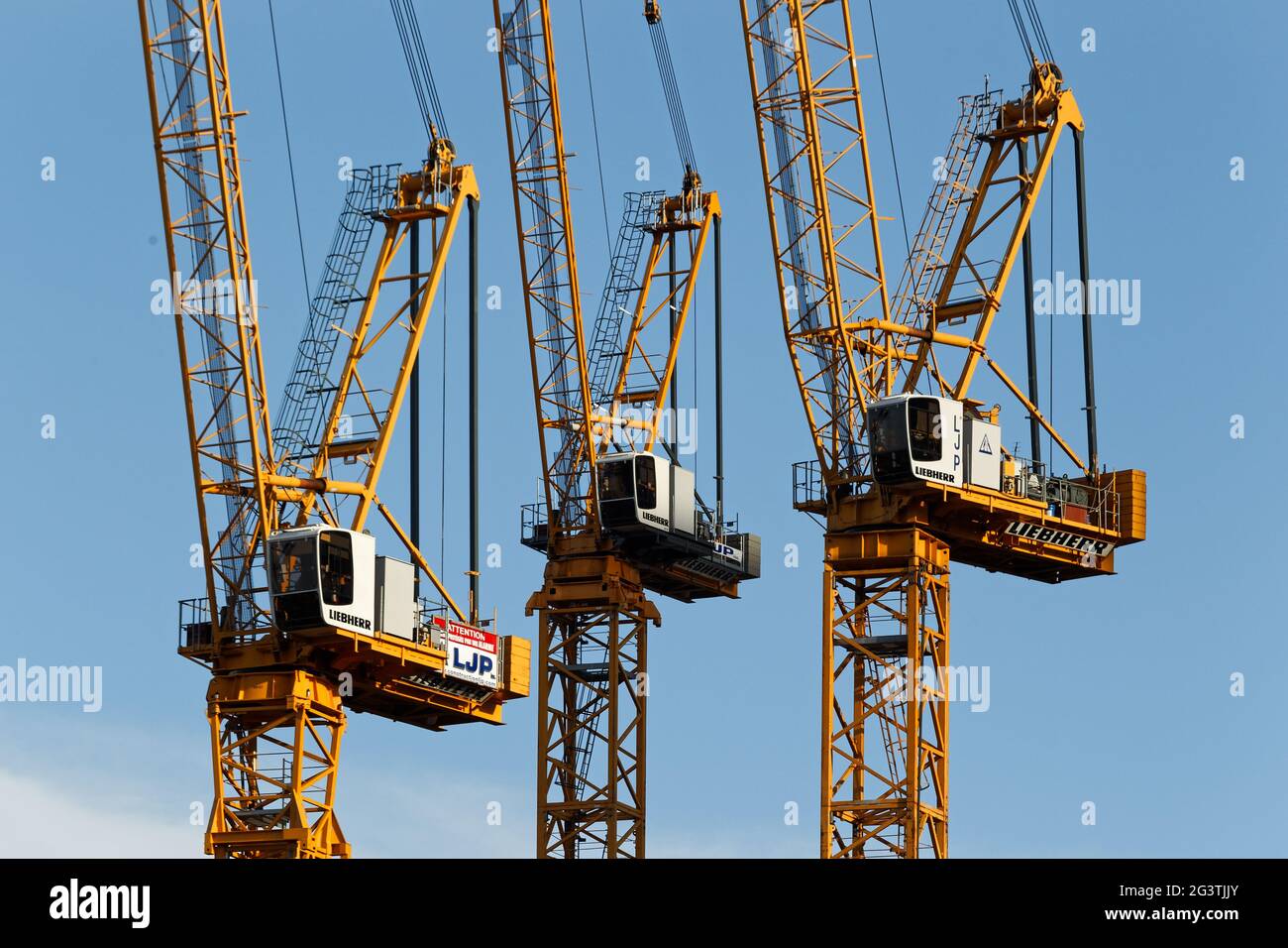 Tre gru Liebherr su un sito di costruzione a Montreal in Canada Foto Stock