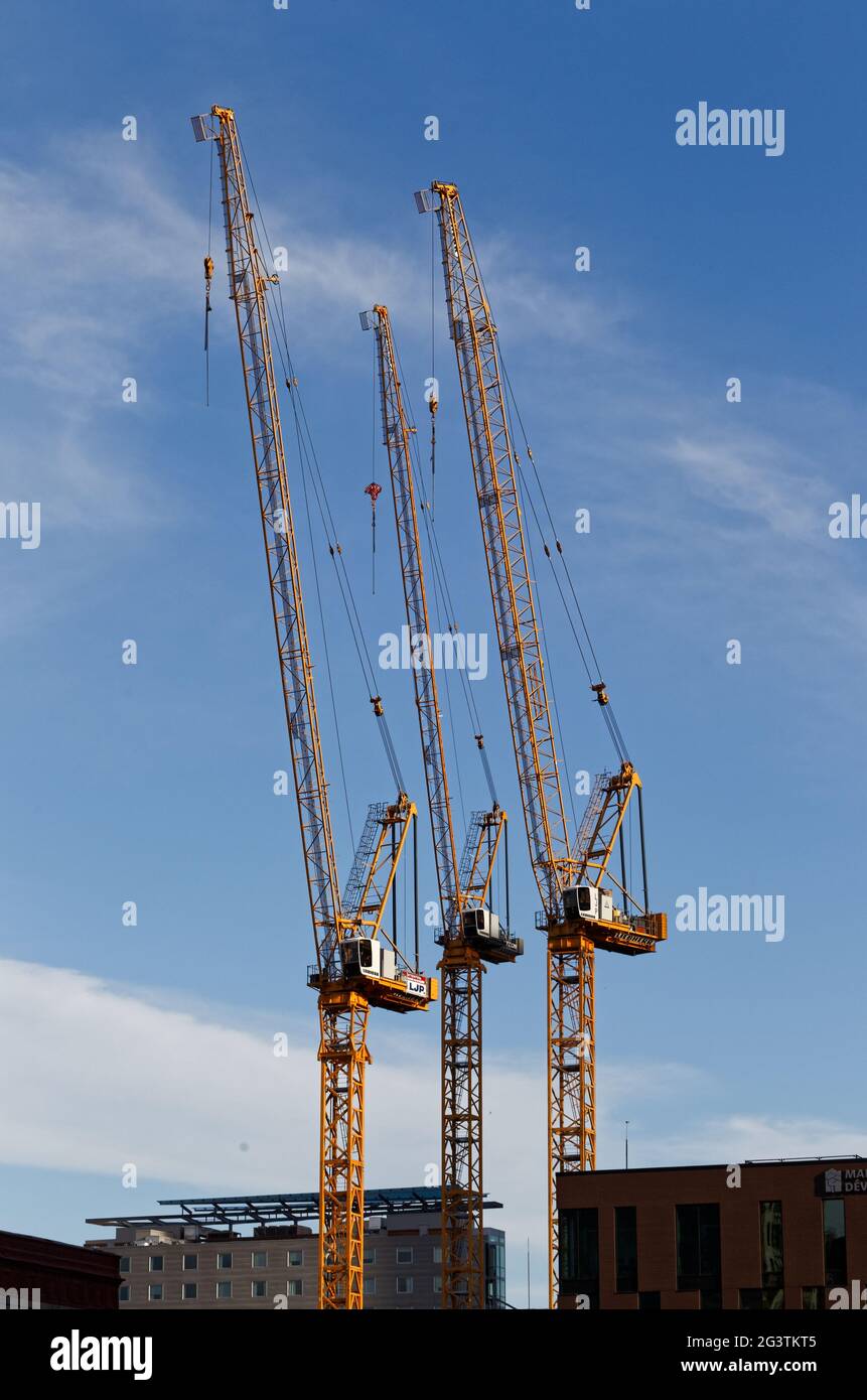 Tre gru Liebherr su un sito di costruzione a Montreal in Canada Foto Stock