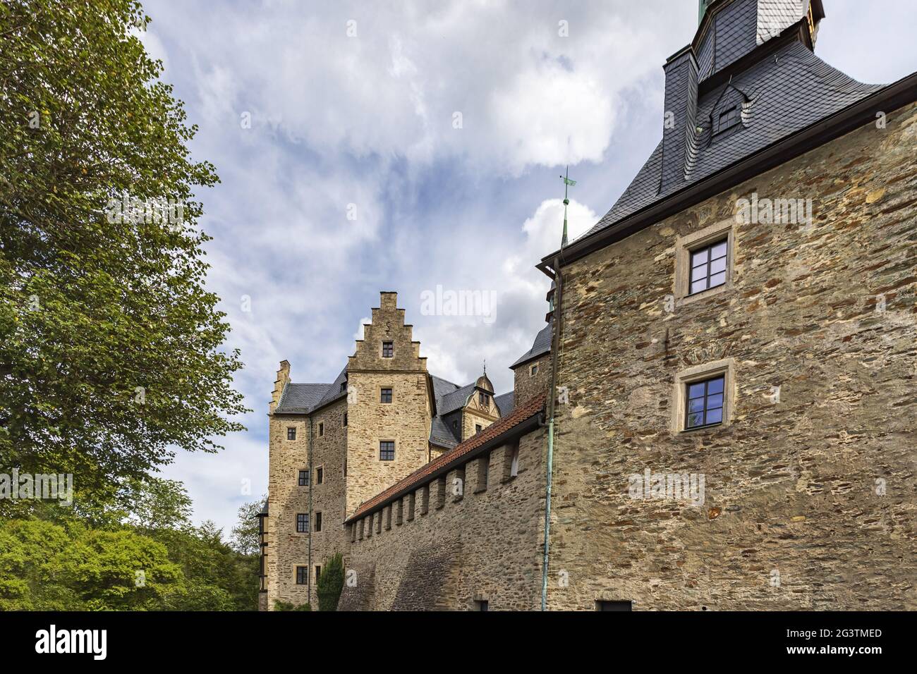 Le massicce mura del castello di Lauenstein con parti della torre di porta, il palazzo ThÃ¼na e il battt Foto Stock
